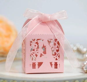Elegante rosa Gastgeschenkbox mit Laserschnitt, Schleife und Hochzeitssilhouette