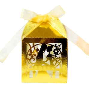 Goldene lasergeschnittene Hochzeitsschachtel mit Pärchensilhouette und Organzaband