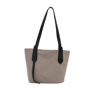 Sac fourre-tout gris kaki minimaliste avec anses en cuir noir sur fond blanc pur
