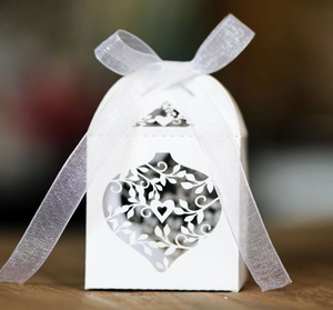 European Style Laser Cut Heart Floral Candy Box Artificial Pearl Paper Hollow Gift Box With Ribbon For Wedding Party Favor