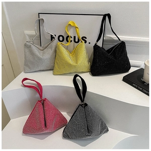 Detailansicht funkelnder Strass-Handtaschen in verschiedenen Farben für Party-Fashion