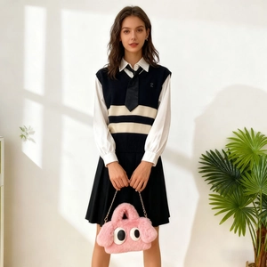 Sac en fausse fourrure rose à motif yeux avec gilet rayé et jupe plissée courte