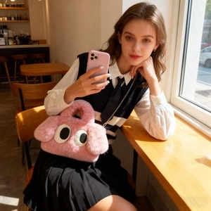 Vue détaillée du sac en peluche rose avec yeux de dessin animé et bandoulière