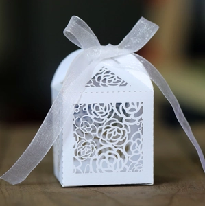 Boîte à dragées mariage découpée au laser motif rose blanche avec ruban en organza