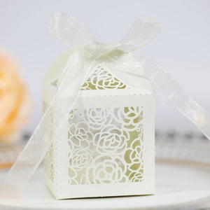 Vue macro détaillée des motifs de roses découpés au laser sur une boîte cadeau avec ruban