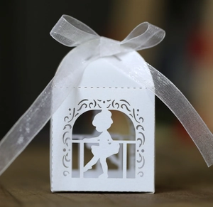 Macro de boîte à bonbons blanche découpée au laser avec silhouette de fille et ruban
