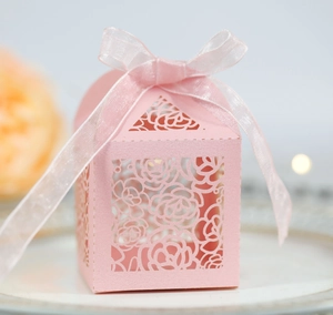 Boîte de mariage découpée au laser avec motif de rose rose et ruban en satin élégant