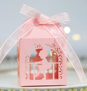 Détail de la boîte à bonbons rose découpée au laser avec silhouette de ballerine et nœud