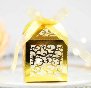 Boîte à bonbons dorée découpée au laser avec ruban en organza pour mariages et fêtes