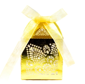 Boîte à bonbons de mariage dorée découpée au laser avec motifs floraux et ruban jaune
