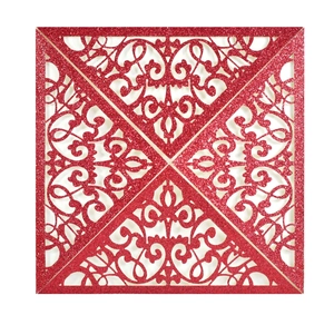 Partecipazione quadrata rossa glitterata con eleganti motivi floreali tagliati a laser