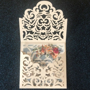 Elegante lasergeschnittene Hochzeitseinladung mit cremefarbenem Cover und Blumenkarte