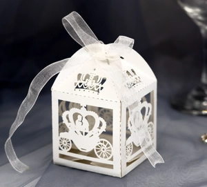 Détail de la boîte de mariage découpée au laser avec ruban en organza blanc