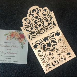 Beige lasergeschnittene Hochzeitseinladung mit Blumenmuster auf schwarzem Glitzer