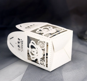 Vue détaillée de la boîte cadeau de mariage blanche découpée au laser avec carrosse