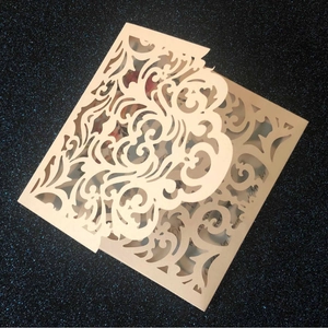 Edle cremefarbene Laser-Cut-Hochzeitseinladung mit feinen europäischen Rankenmustern