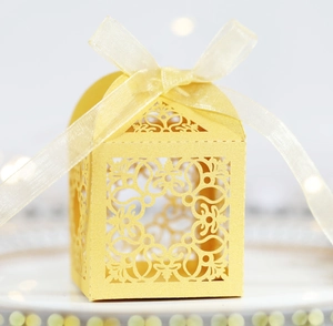 Boîte à bonbons de mariage découpée au laser en papier doré avec nœud en soie