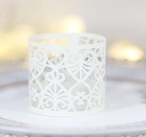 Portatovagliolo bianco traforato al laser con eleganti motivi a cuore e pizzo chic