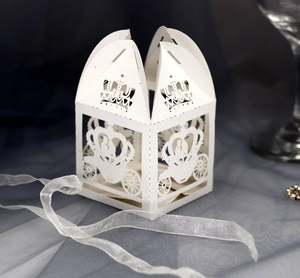 Détails de couronne découpée au laser sur une boîte à dragées blanche élégante pour mariage