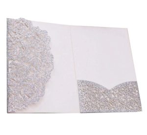Invitation de mariage découpée au laser avec roses argentées et papier pailleté élégant