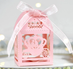 Boîte à bonbons rose découpée au laser avec carrosse citrouille et nœud blanc