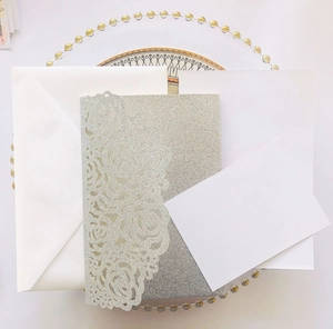 Kit d'invitation de mariage rose découpée au laser en argent pailleté avec des enveloppes
