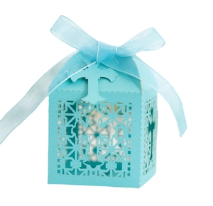 Élégante boîte à bonbons bleu clair découpée au laser avec motif croix et ruban