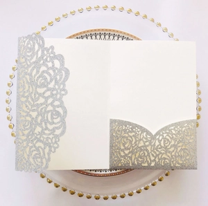 Détail macro de l'invitation découpée au laser avec rose évidée et paillettes argent