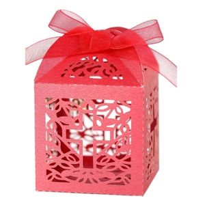 Caja de dulces roja cortada con láser con patrón de cruz y lazo de cinta de gasa roja