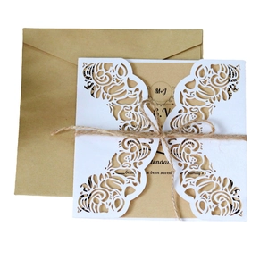 Invitation mariage fleurs découpée au laser avec enveloppe kraft et ficelle