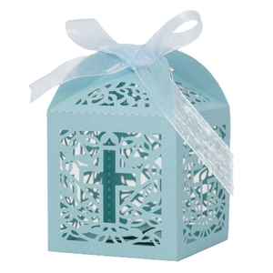 Elegante caja de dulces azul claro cortada con láser con diseño de cruz y cinta decorativa