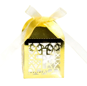 Boîte à bonbons dorée découpée au laser avec croix évidée et ruban pour mariages