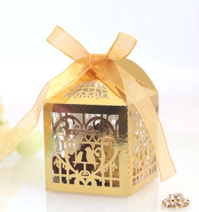 Scatola di caramelle nuziale dorata tagliata al laser con cuore e fiocco elegante