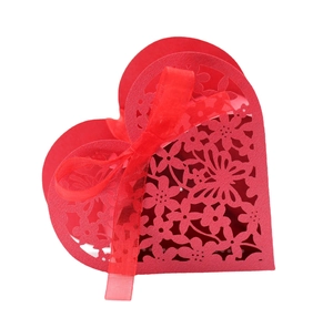 Boîte cadeau mariage cœur rouge découpée au laser avec ruban satiné élégant