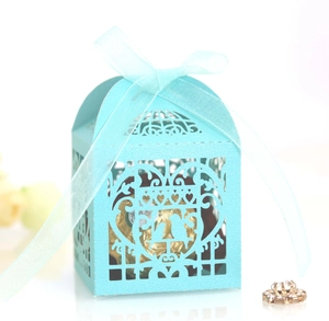 Dettaglio della scatola regalo celeste traforata con motivo a cuore e nastro decorativo