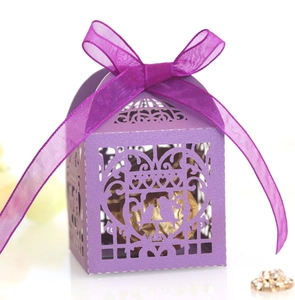 Dettaglio macro della scatola per confetti viola con intaglio laser e nastro decorativo