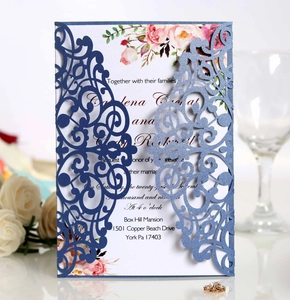 Élégante invitation de mariage découpée au laser avec carte florale et motif en relief