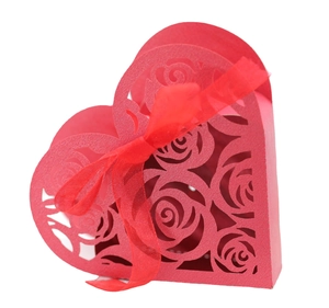 Boîte à bonbons de mariage rouge en forme de cœur avec découpe laser rose et ruban