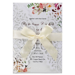 Invitation de mariage blanche découpée au laser avec nœud en soie et motif floral