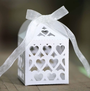 Boîte à Bonbons Européenne Coeur Ajouré Boîte Cadeau en Papier Découpé au Laser Avec Rubans pour Mariage Fête Chocolat