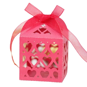 Boîte à bonbons cœur ajourée rose rouge avec élégant nœud en ruban de soie