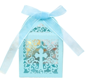 Boîte à dragées ajourée bleu clair avec croix découpée et ruban en soie pour fête