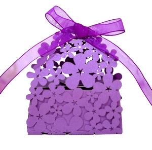 Elegante scatola per caramelle nuziale viola traforata al laser con fiocco in seta