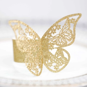 Servilletero de mariposa dorada con purpurina y diseño calado láser para mesas festivas