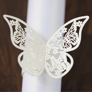Servilletero de mariposa con purpurina plateada y detalles florales cortados a láser