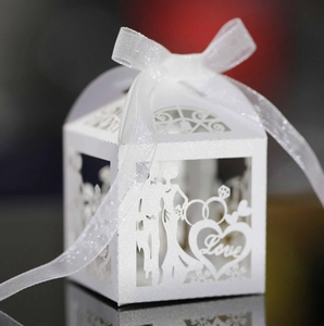Gros plan sur une boîte de mariage découpée au laser avec ruban en papier perlé