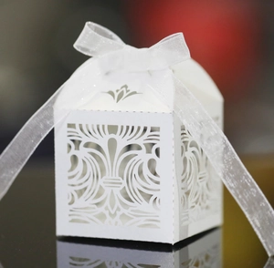 Boîte à Bonbons Cœur Découpée au Laser Style Européen Papier Perlé Boîte Cadeau Ajourée Avec Ruban Pour Mariage Fête