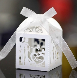 Détail de la boîte à bonbons de mariage découpée au laser avec ruban en soie