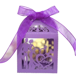 Boîte à dragées mariage violette découpée au laser avec silhouette mariés et ruban d'organza