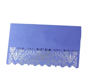 Marque-place de mariage bleu marine nacré avec motifs de dentelle découpés au laser